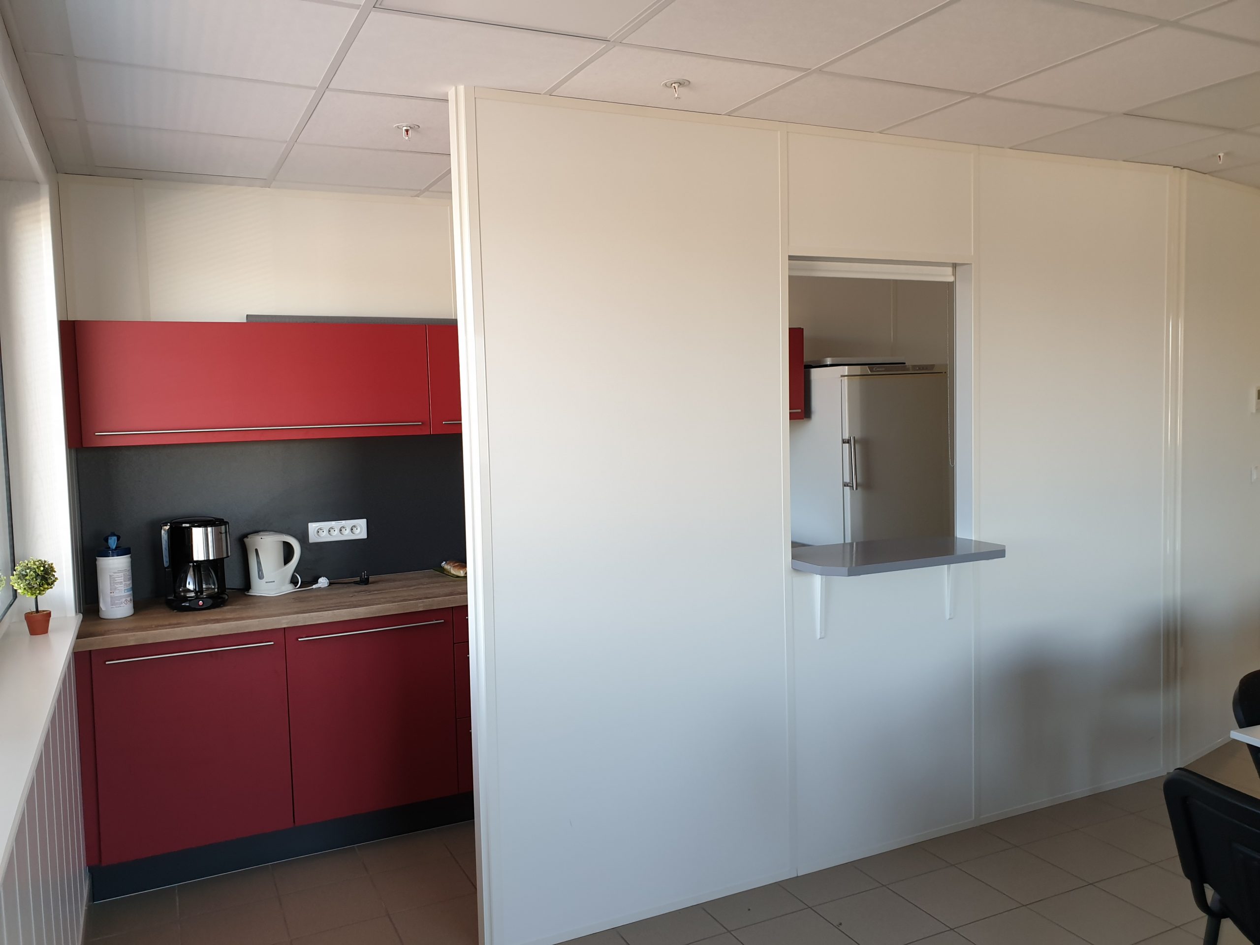 Cloison avec passe plat et tablette