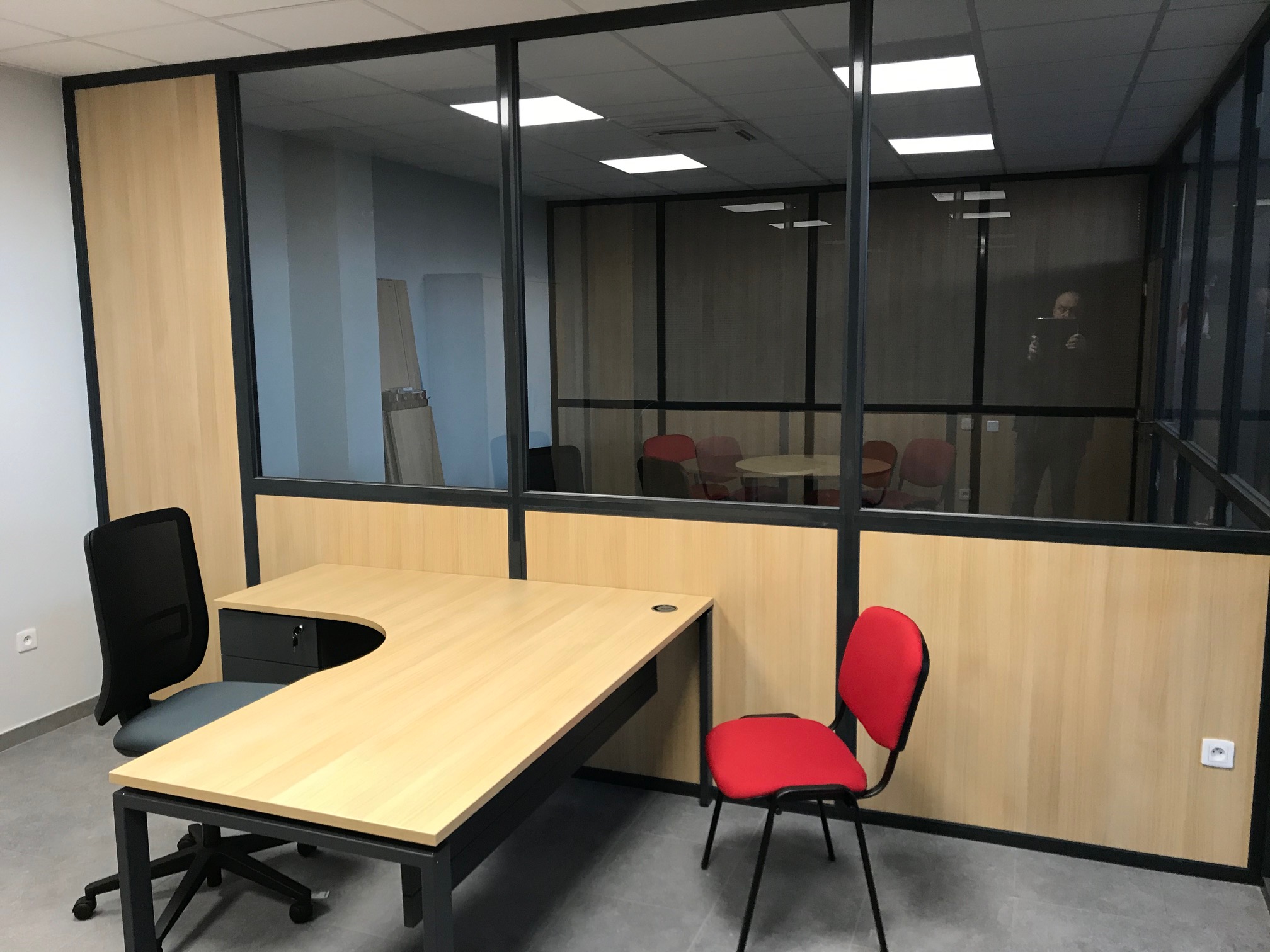 Cloisons semi vitrée avec du mobiliers de bureaux