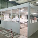 Grande cabine en aluminium vitrée sur allége