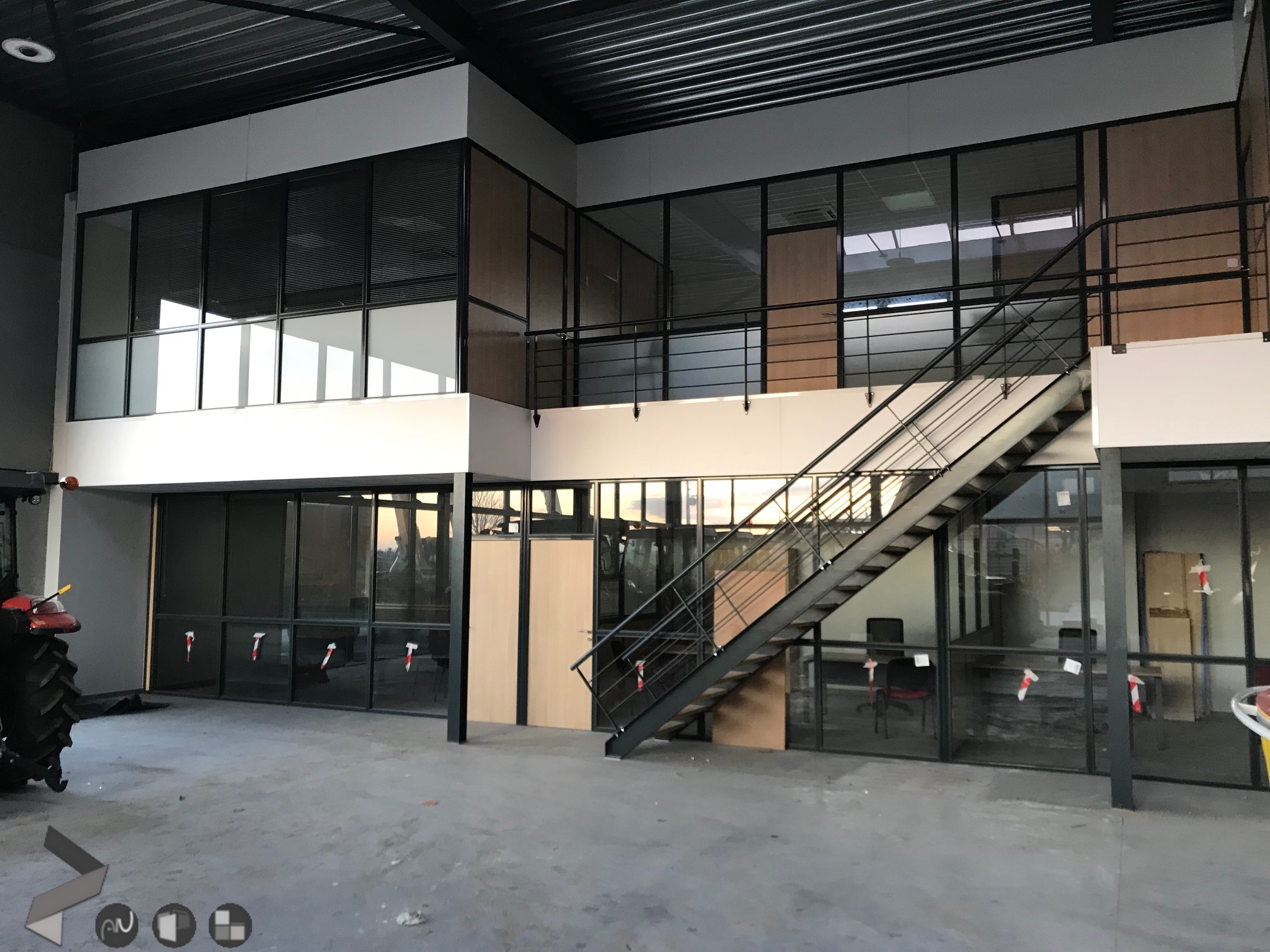 Hangard avec plateforme amovibles, mezzanine amovibles en cloisons aluminium