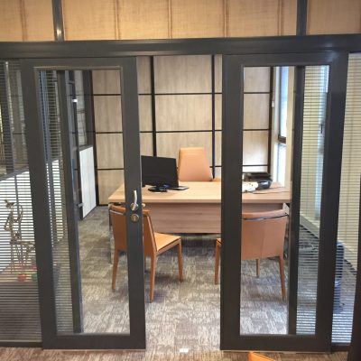 Porte coulissante dans un bureau