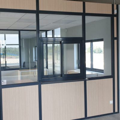 Cloisons de bureaux vitrée sur le haut et plein sur le bas