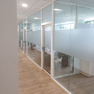 Cloisons de bureaux vitrées bord à bord