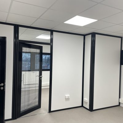 Cloisons de bureaux pleine avec panneaux blanc et ossature noir
