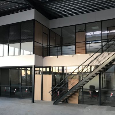 Hangard avec plateforme amovibles, mezzanine amovibles en cloisons aluminium